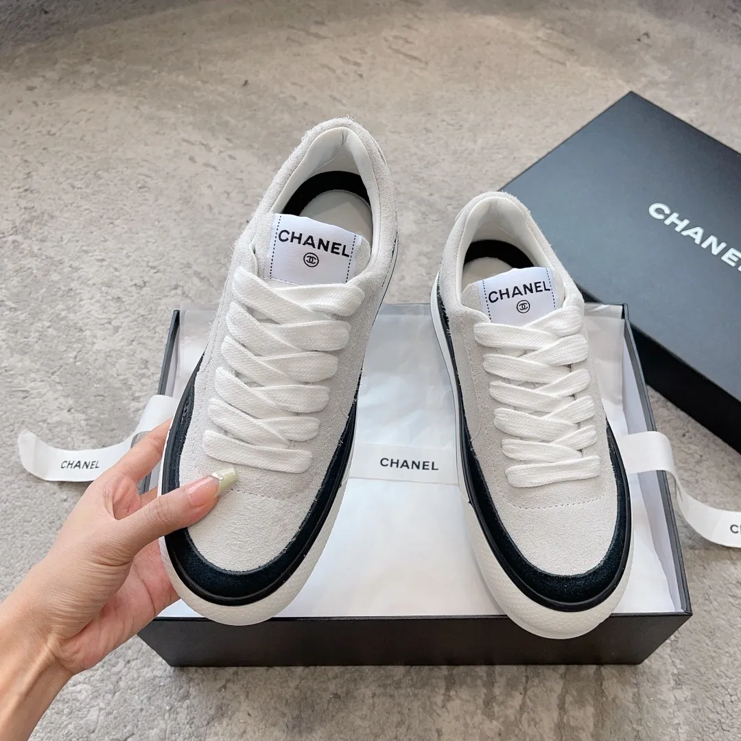 👟👟Ex-factory price 520👟👟 Chanel 23b new panda shoes C's new casual white shoes sneakers There is a reason why these shoes are so popular 🔥 They are so comfortable. They are a shoe that coexists with comfort, beauty and versatility. You can easily walk ten thousand or twenty thousand steps without any pressure. The original development last shape is delicate and stylish, and you are not afraid of wide feet. It will not make your feet fat, and it looks good and comfortable on your feet! It feels very light on the feet! Comfortable and breathable! Super whitening‼ ️It’s really a perfect match. Upper: first-layer cowhide/➕sheepskin lining. Exclusive 1:1 original customization [different from market currency‼ ️】The foot pads are made of imported mixed sheepskin, which is breathable and comfortable! ✔ T👟👟Ex-factory price U outsole exclusive original development private model! Differentiating the market rubber outsole‼ ️✔ Size: 35-39 (40 orders cannot be returned or exchanged)